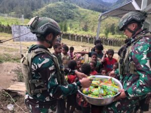 Terima Sembako TNI, Warga Mayuberi Riang Gembira