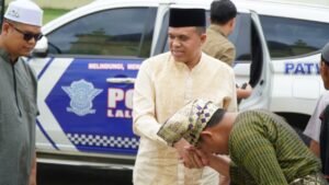 Pj. Bupati Langkat Faisal Hasrimy Laksanakan Sholat Jumat Bersama Masyarakat Dan Bagikan Sembako Di Masjid Azizi