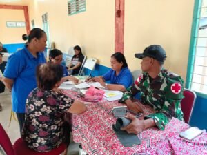 Tingkatkan Deteksi Dini, Satgas Pamtas RI-Malaysia Yonzipur 5/ABW Bantu Puskesmas Badau Laksanakan Posbindu