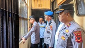 Pastikan Kondisi Tahanan, Wakapolres Purwakarta Rutin Lakukan Pengecekan Rutan
