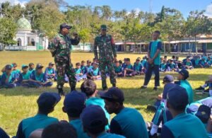 Tanamkan Disiplin di Sekolah, Babinsa Koramil 0808/17 Bakung Latih PBB