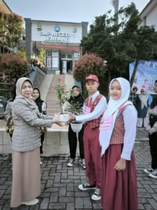 Kegiatan MPLS Di SMPN 1 Lembang Tidak Menggunakan Balon DI Ganti Sama Bibit Tanaman