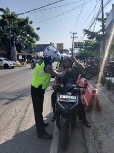 Sat Lantas Polres Pesisir Barat Himbau Penggunaan Helm SNI dalam Operasi Patuh Krakatau 2024