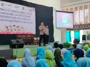Isi Materi Dalam Kegiatan MPLS di SMKN 2 Kediri Kapolsek Mojoroto Ajak Pelajar Bijak Dalam Bermedsos dan Antisipasi Kenakalan Remaja