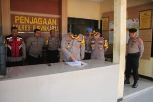 Usai Apel Pagi, AKBP Lilik Ardhiansya Langsung Lakukan Pengecekan Lingkungan Polres Purwakarta