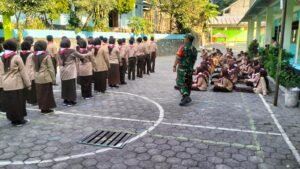 Babinsa Andong Tanamkan Rasa Cinta Tanah Air Sejak Dini