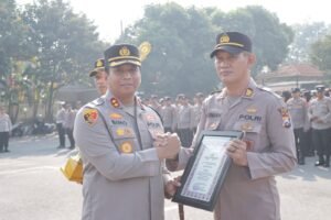 Kapolres Kediri Beri Penghargaan Pemenang Lomba Kebersihan Mako Polsek Jajaran