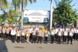 Kapolres Kediri Kota Beri Penghargaan Kepada Personel Yang Berprestasi dan Mitra Polres Yang Membantu Tugas Polri