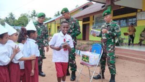 Peduli Pendidikan Papua, Satgas Yonif 125/SMB Bagikan Buku Dan Alat Tulis di SD YPPK Hati Kudus Eci