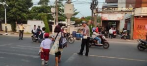 Dengan Humanis, Personel Satlantas Polres Purwakarta Lakukan Pengaturan Lalulintas