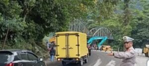 Kondisi Jalur Lalulintas Lembah Anai Yang Selalu Padat Dengan Kendaraan