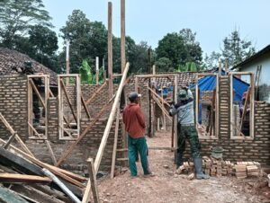 TMMD ke-121 Kodim 0424/Tanggamus Bangun Rumah untuk Wahyudin dan Anwar di Pekon Pajar Mulia