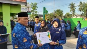 Kepala Sekolah MAN 1 Tanah Datar Menjadi Pemuncak Lulusan Terbaik Dengan Menyandang Gelar Doktor “IPK .3,98