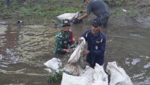 Babinsa Teras Turut Serta Bersihkan Sampah Sungai
