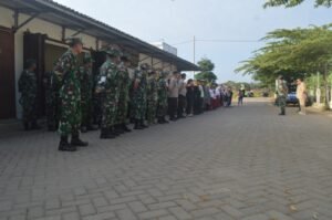 Ciptakan Lingkungan Sehat Kodim Boyolali Beserta Elemen Masyarakat Bersihkan Pasar Mojosongo