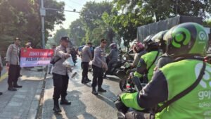 Jumat Berkah: Polsek Kalideres Bagikan 50 Kotak Sarapan untuk Warga