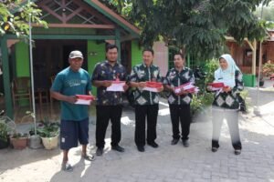 Sukseskan Gerakan Nasional Pembagian 10 Juta Bendera Merah Putih, Setda Blora Bagikan 300 Bendera