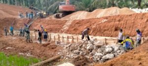 Bersama masyarakat Satgas TMMD 121 Bangun Talud Jalan