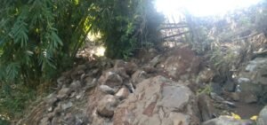 Benteng Sekolah SMPN 2 Cipongkor Terjadi Longsor