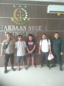 Polsek Pringsewu Limpahkan Dua Tersangka Pencurian Ke Kejaksaan Negeri Pringsewu