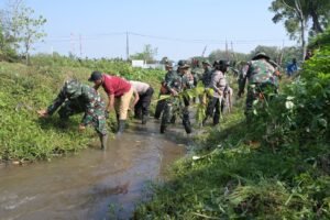 Kodim 0726/Sukoharjo Gelar karya Bakti TNI-Polri Bersih-Bersih Sungai di Desa Kragilan