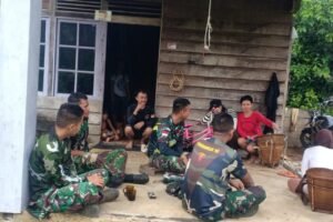 Anggota Satgas TMMD Ke 121 Kodim 1210/Landak Komsos Dengan Remaja Putri Yang Ingin Menjadi Kowad TNI AD