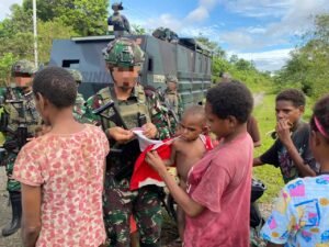 Komsos TNI Marinir Bagi Baju Gratis Disambut Gembira Warga Kuaserama