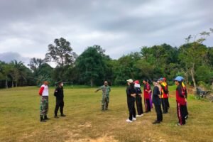 Prajurit Satgas TMMD Ke 121 Kodim 1210/Landak Latih Paskibraka Secara Cepat Dan Tepat Tingkat Kecamatan Air Besar