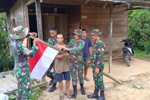 Jelang HUT RI Ke-79, Anggota Satgas TMMD Ke 121 Kodim 1210/Landak Bagikan Bendera Merah Putih Untuk Warga
