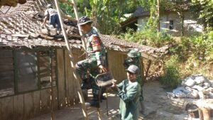 Babinsa Klego Gotong Royong Bantu Bongkar Rumah Bapak Sumarjo
