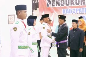 Bupati Agus Istiqlal Kukuhkan Paskibraka pesisir Barat (Pesibar) Tahun 2024