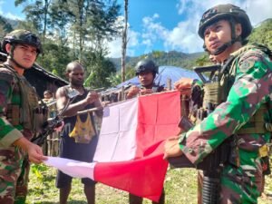 Warga Milawak Antusias Kibarkan Merah Putih Bersama Prajurit Habema