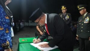 Pj. Bupati Langkat Bertindak Sebagi Pembina Apel Renungan Suci Di TMP Berandan: Mari Kenang Jasa Pahlawan Di HUT ke-79 RI