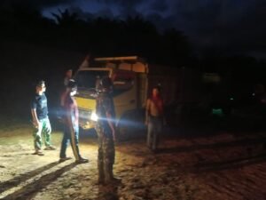 Percepat Satgas TMMD Ke 121 Kodim 1210/Landak Lembur Malam Tuntaskan Pekerjaan Jalan Tinggal 5 Persen Lagi