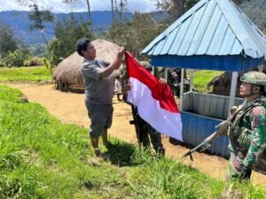 Yenggernok Residents Enthusiastically Raised The Indonesian Flags With Habema Soldiers