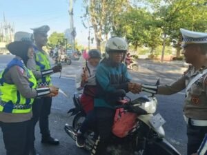 Polwan Polres Kediri Kota Gelar Pos Pagi dan Bagi Bagi Coklat Pada Pengendara Dalam Rangka HUT Ke – 76 Polisi Wanita