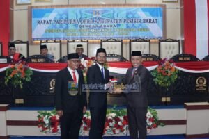 Bupati Pesisir Barat Di Dampingi Wakil Bupati Pesisir Barat Menghadiri Acara Pelantikan Anggota DPRD Periode 2024 – 2029