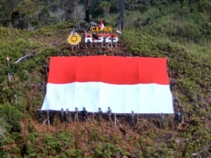 Satgas Habema Bersama Warga Eromaga Bentangkan Bendera Merah Putih Raksasa