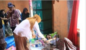 Ketua TP PKK Pesibar Kunjungi Penderita Tumor Nasal Di Bumi Agung