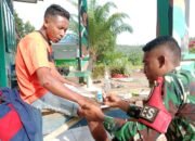 Prajurit Satgas Yonarmed 11 Kostrad Sigap Bantu Warga Terjatuh dari Motor