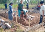 Peletakan Batu Pertama Majelis DAAR EL-Muhajirin Desa Bernung di Saksikan Bapak Sarmani Selaku Pemberi Hibah Tanah.