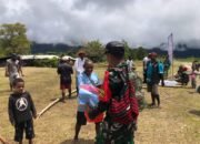 Kebahagiaan Terlihat Saat Satgas Yonif 641/Bru Bagikan Pakaian Layak Kepada Warga Papua