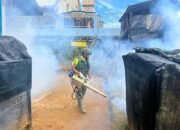 Satgas Habema Bersama Warga Kamat Kerja Bakti Fogging Gereja