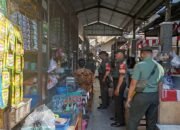 Danramil Ngrampal dan Anggota Babinsa Susur Pasar, Pantau Kestabilan Harga Sembako