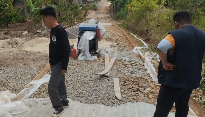 Diduga Raup Keuntungan Sangat Besar, Pengerjaan Proyek Rabat beton Di Desa Bogorejo Tidak Sesuai Dengan Spek