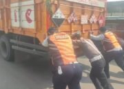 Sigap, Aksi Polisi dan Dishub Di Jakarta Barat Dorong Truk Mogok Di Cengkareng Demi Kelancaran Lalu Lintas