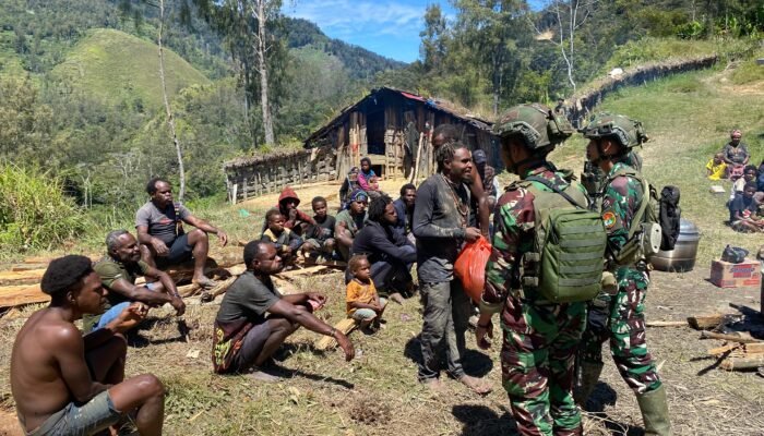 HABEMA KUATKAN SILATURAHMI DENGAN WARGA YOPARU MELALUI KOMSOS