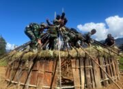 Habema Gotong Royong Bangun Honai Warga YENGGERNOK