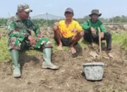 Babinsa Simo Bantu Warga Perbaiki Saluran Irigasi