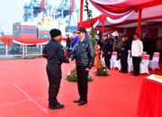 Panglima TNI Sematkan Brevet Kehormatan Hiu Kencana Kepada Presiden RI di atas KRI RJW-992